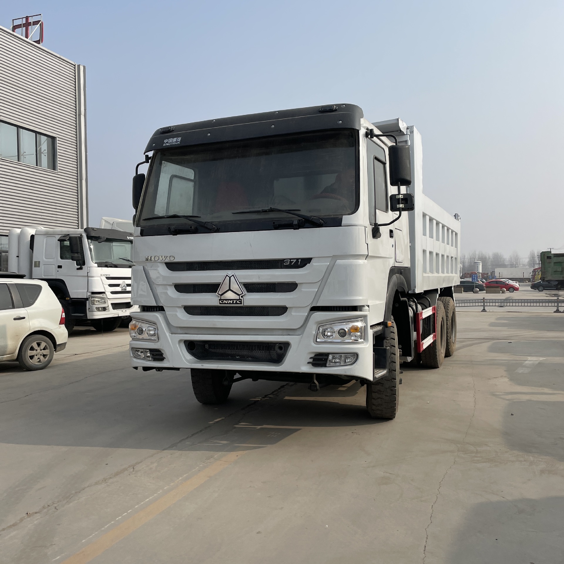 Eight wheel dump truck