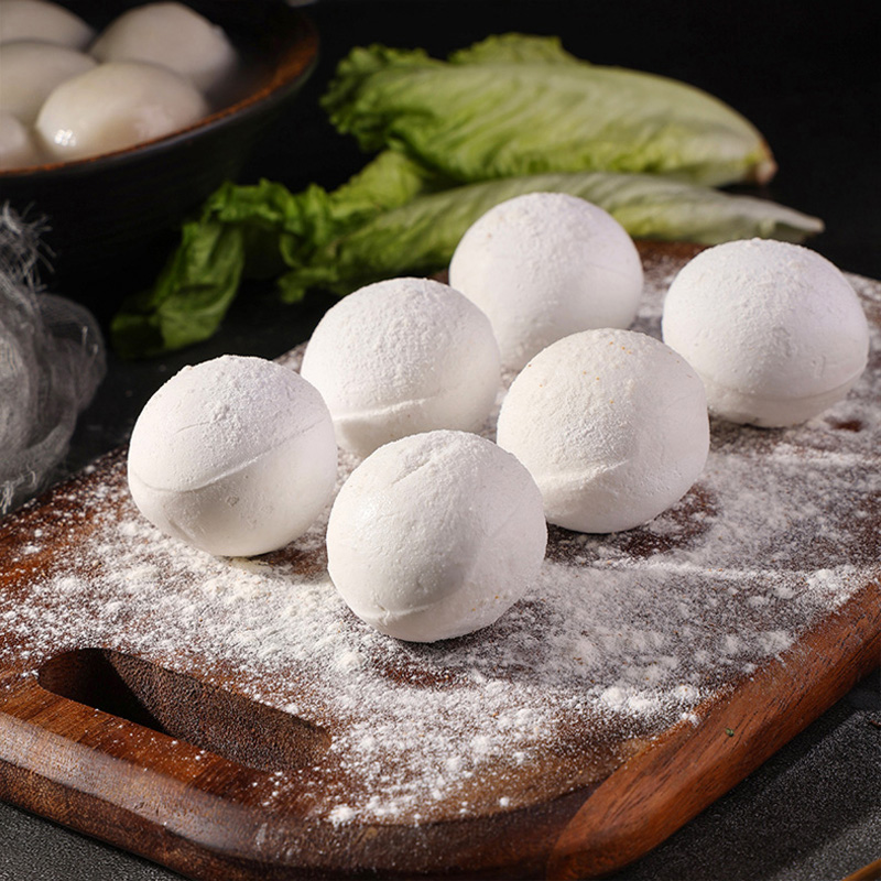 Большие клейкие рисовые пельмени с пикантной свининой и шпинатом на воде