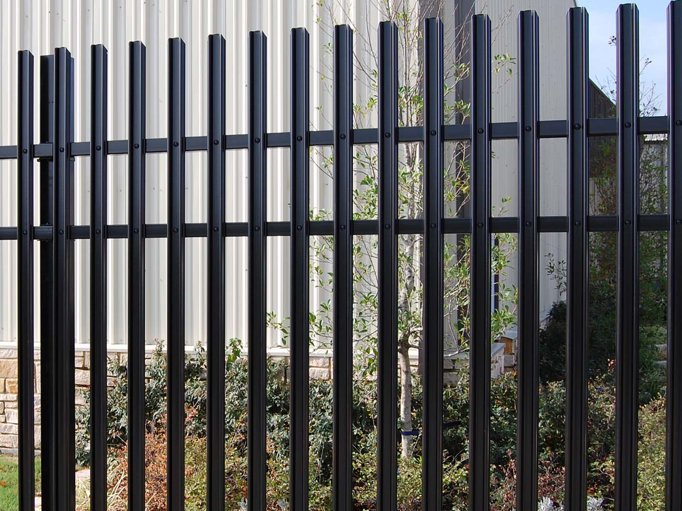 Betafence-Palisade-fence-Pinnacle-Round-Top-1400x501-1