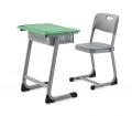 Naprawiono biurki i krzesła uczniów samotnych uczniów