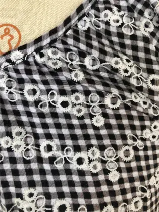 Round neck checked with short sleeves