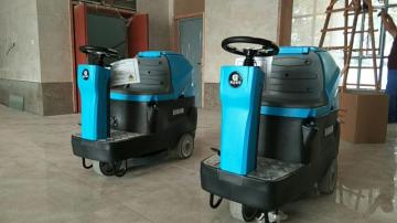 Ride On Vacuum Battery Floor Scrubber