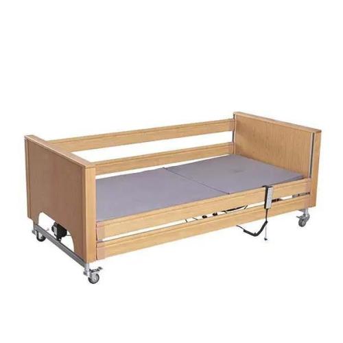 Cama de hospital de madera con mesita de noche