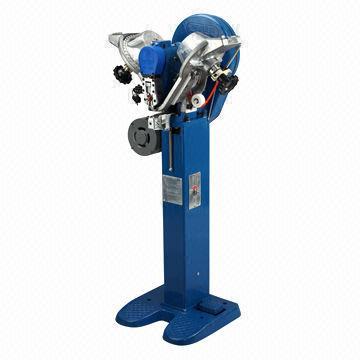 Snap button fastening machine with fast and easy working