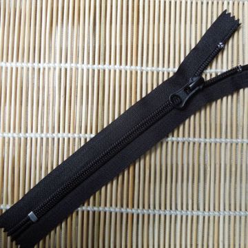 Cerniere classiche in nylon nero di buon design per la giacca