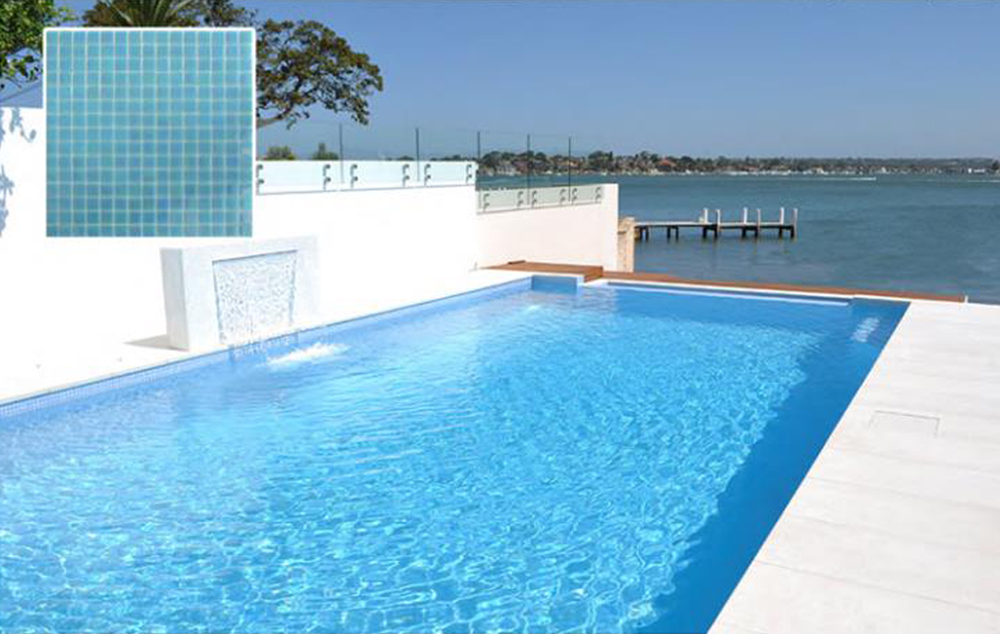 Baldosas de piscina de vidrio azul iridiscente de mosaico al aire libre