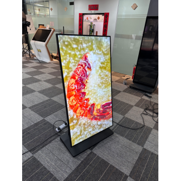 טוטם פרסום LCD 4K עם הטיה נייד עם גלגלים