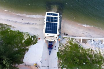 Heavy-Duty Mobile Boat Hoist for Commercial Marina