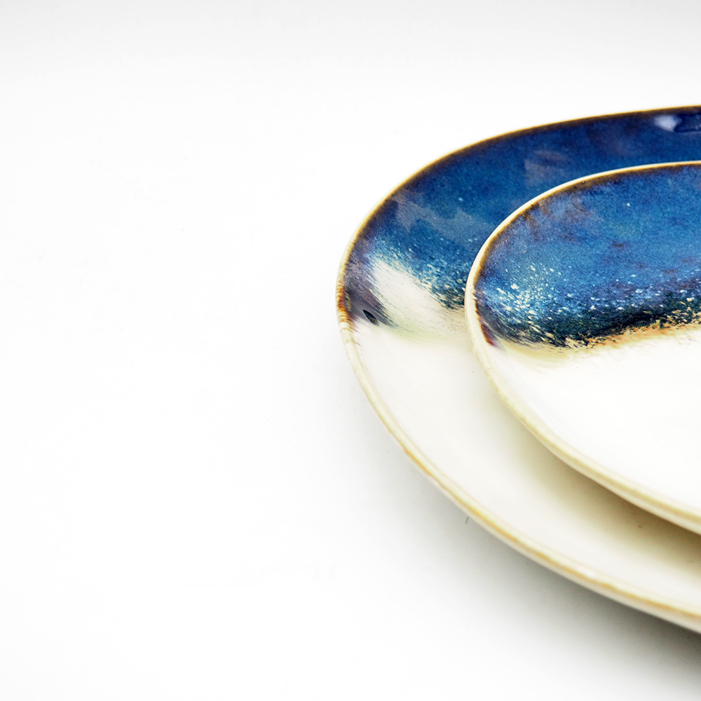 الأنيقة الأنيقة الأزرق والبيضاء التزجيج الحجري مع لوحة حلوى الألواح الأدوات المائدة الخزفي