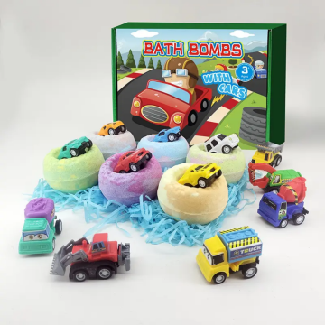 Дети удивлять автомобильные игрушки внутри органических бомб для ванны