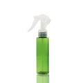 embalagem verde transparente aciona um pequeno frasco de spray de mouse