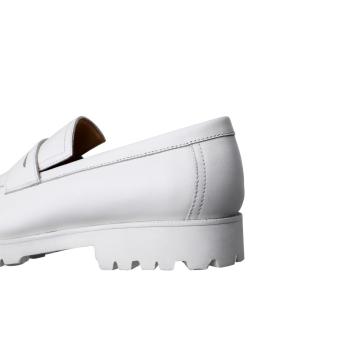 Zapatos de zapatillas blancas