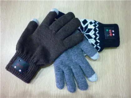 Bluetooth Talking Gloves: Conductive Fabric, Built-In Buttons and Microphone touchscreen iphone samsung glove