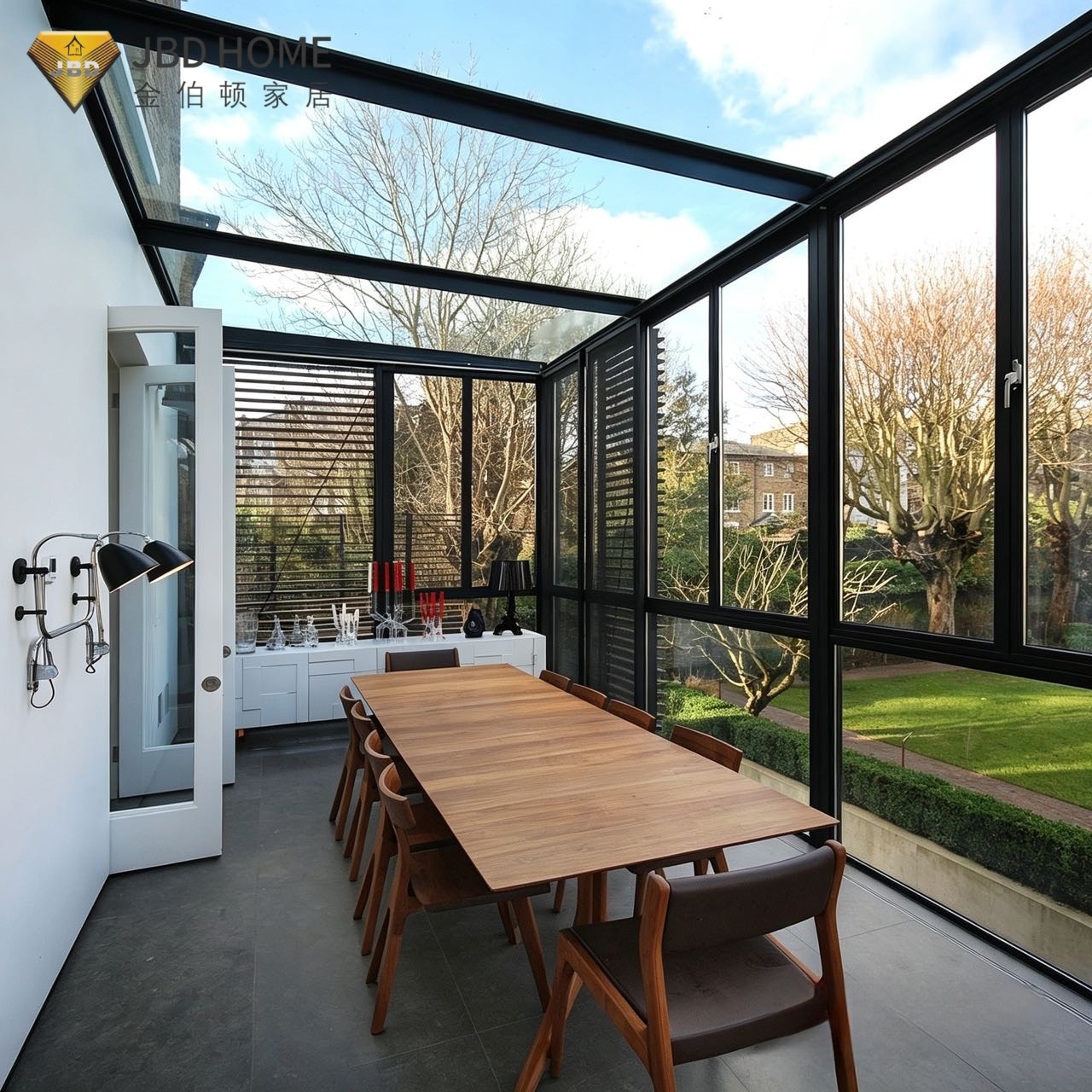 Eguzki-gela minimalista modernoa beirazko teilatuarekin