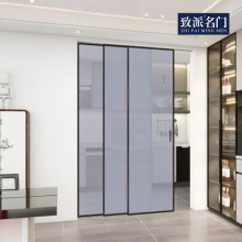 Cocina con puertas corredizas de cristal.