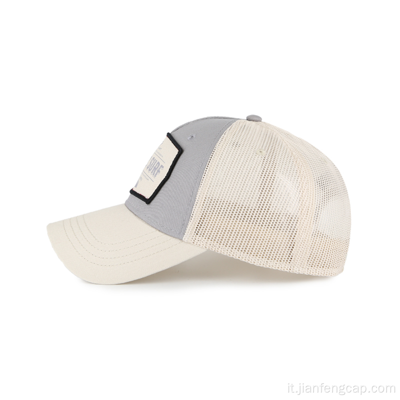 Cappello trucker con patch stampata e visiera curva