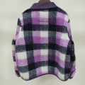 女の子の紫色のシェルパジャケット