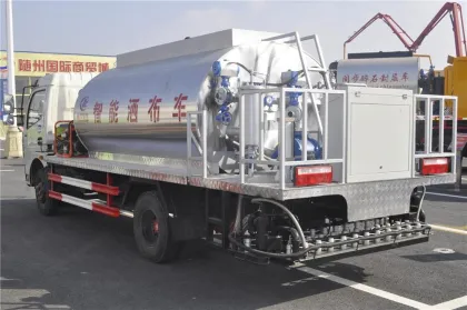 HOWO 4m3 small asphalt distributor truck,4 ton asphalt emulsion spray truck for sale