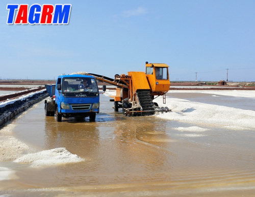 Agricultural machine/sea salt combine harvester