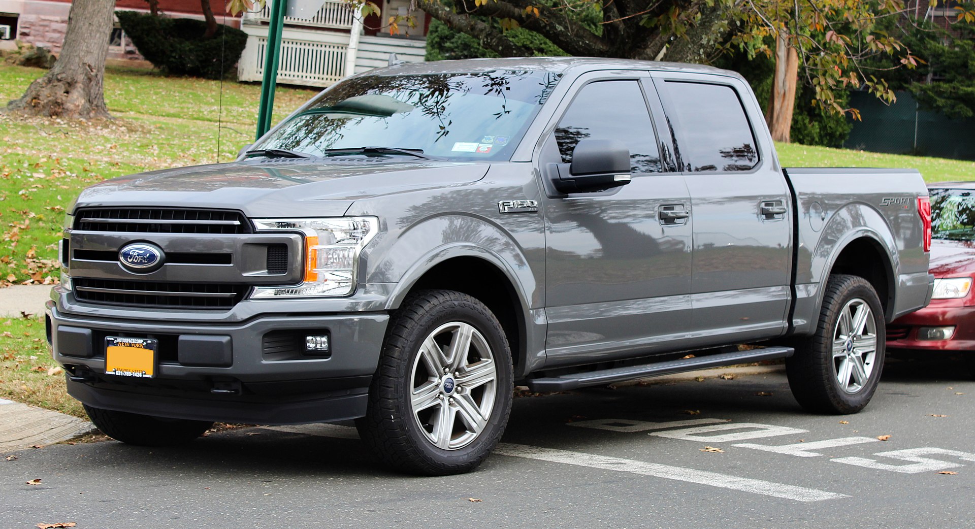 2018_Ford_F-150_XLT_Crew_Cab,_front_11.10.19