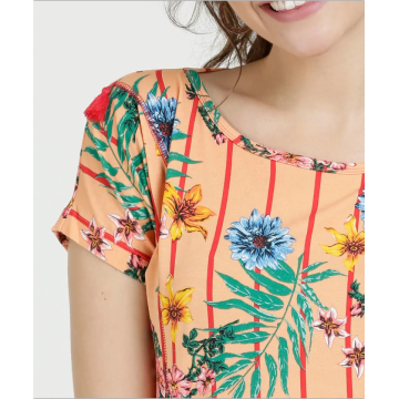 Blusa de manga curta slim fit flor estampada