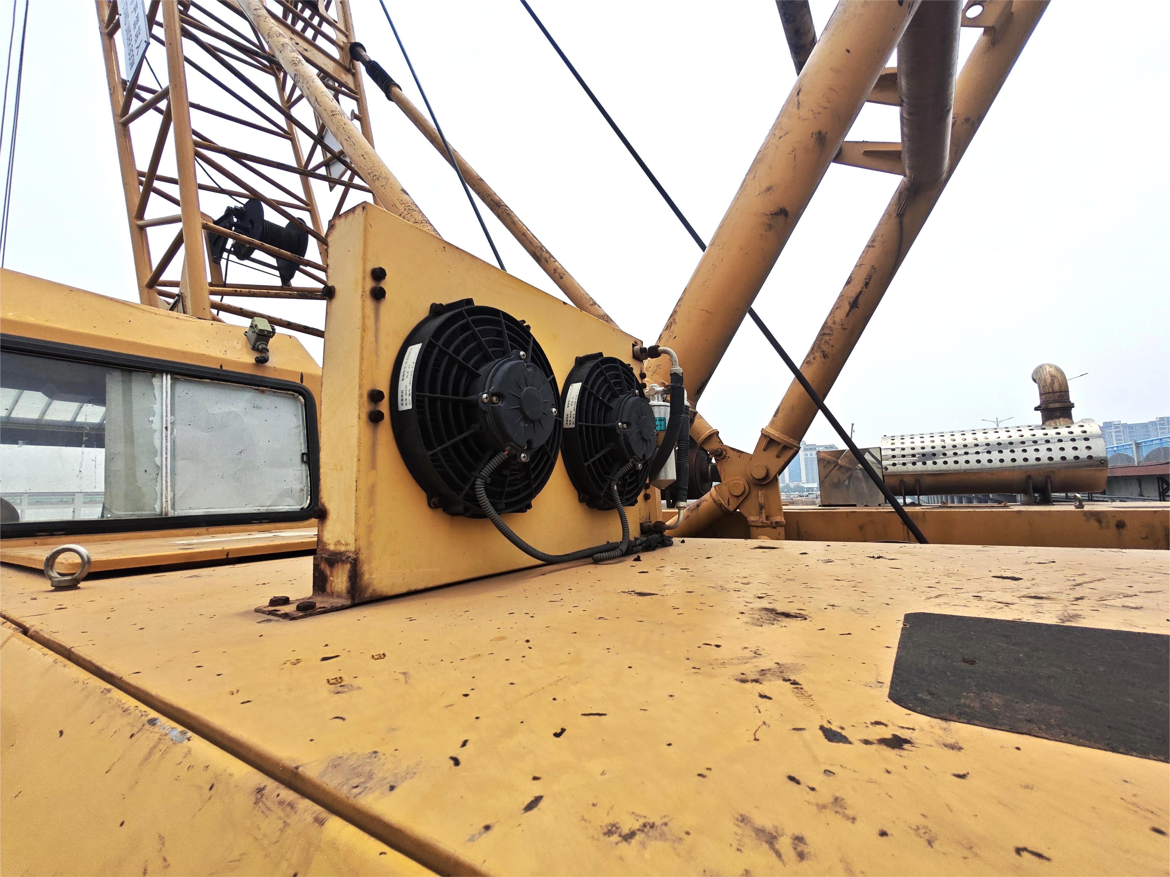 Compact 85-ton crawler crane, perfect for tight spaces Compact 85-ton crawler crane, perfect for tight spaces