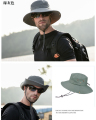 Homens ao ar livre escalando chapéu de sol grande borda respirável