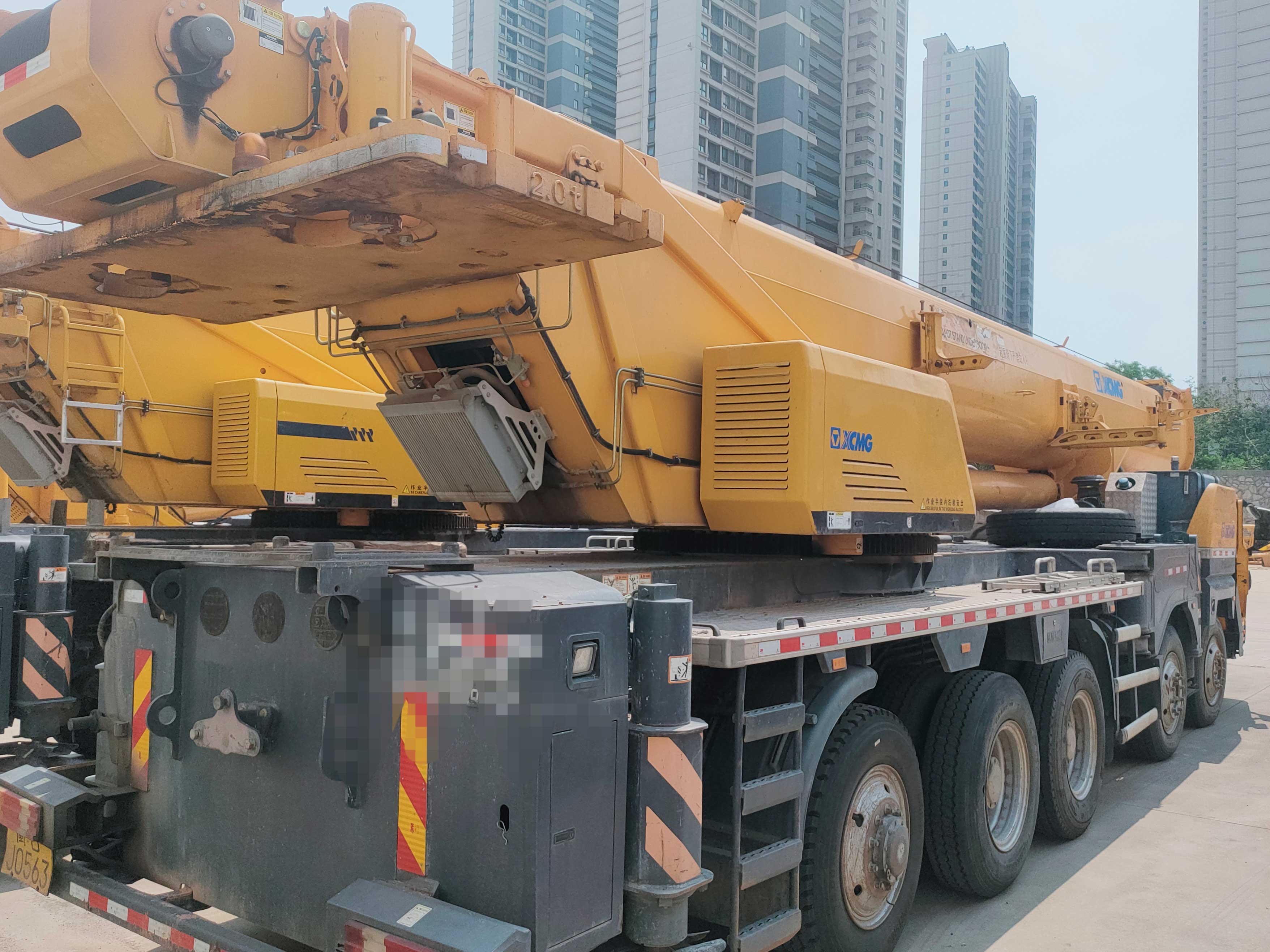 the-right-side-view-of-used-truck-crane-qy95k7c