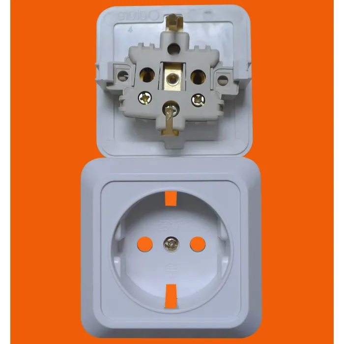 Soket Listrik Terpasang di Dinding Eropa