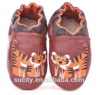 china baby leather shoe with tiger embroidered