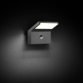 Luaran dengan lampu dinding bersudut dan sensor