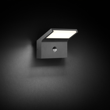 Luaran dengan lampu dinding bersudut dan sensor
