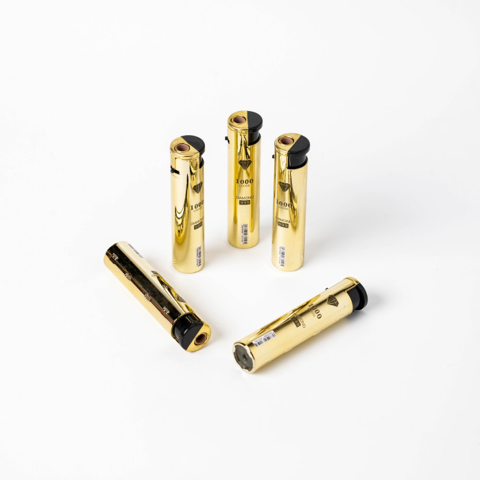 Isqueiro luxuoso com caixa de metal com logotipo de diamante dourado