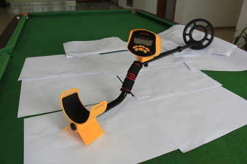 Sob o detector de metal da terra (MS-6250)
