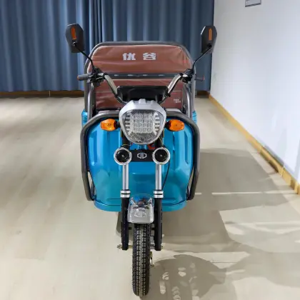 Three-wheeled electric commuter vehicle