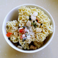 Noodles istantanei con sapore di pollo con pacchetto di sacchetti