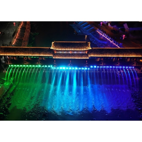 สะพานน้ำตกน้ำพุพร้อมไฟ