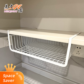 Le panier suspendu du meuble est blanc