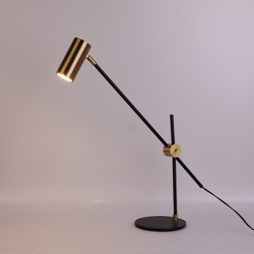 Lampada da tavolo di ispezione brillante con finitura dorata e base in metallo regolabile per hotel