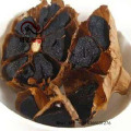 Μοναδικό άρωμα και οξειδωτικά ζυμωμένο ολόκληρο μαύρο σκόρδο