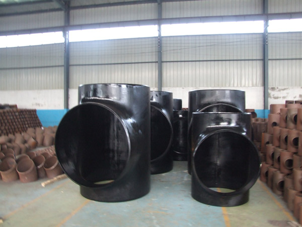 Alloy pipe fitting (104)