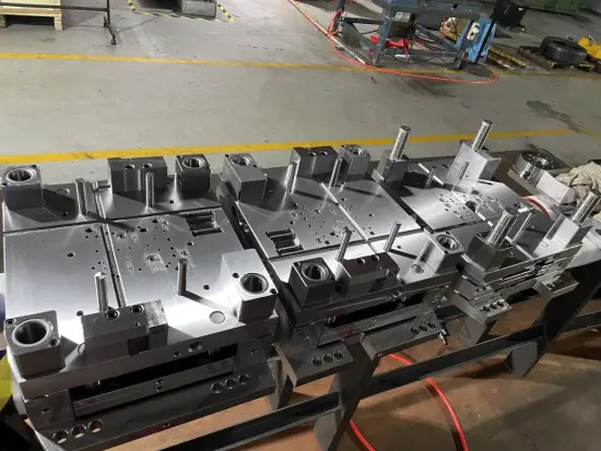 ONE FIXED HAL TWO MOVING HALF MOLD BASE