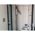 Casa prefabricada moderna con ventanas de altura completa