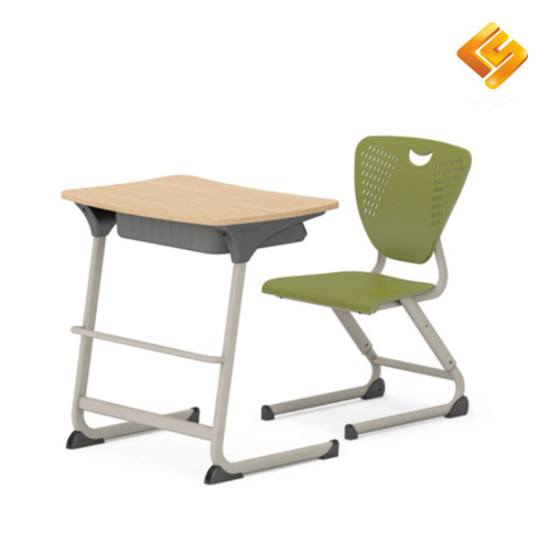 Okullardaki öğrenciler için masalar ve sandalyeler