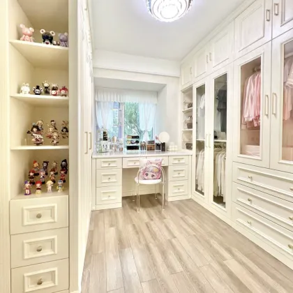 Customizable Wooden Walk-In Closet with Glass Door for Bedroom and Master Wardrobe