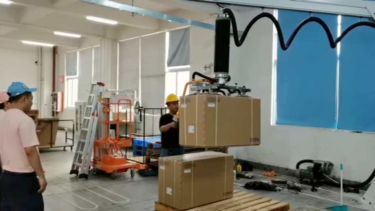 Large carton tube vacuum lifter in production line (2)