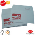 Envelope de papel branco com logotipo