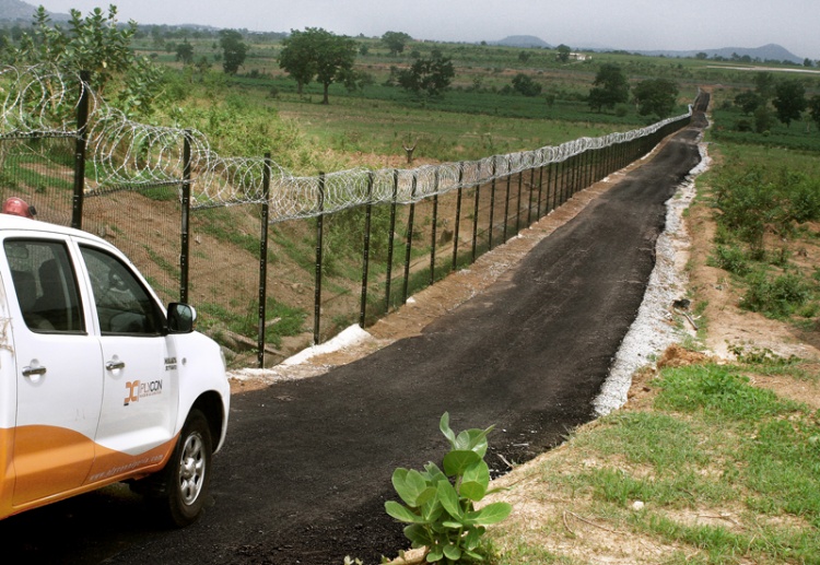 4 Abuja Airport Road and Bi-lattice fence pg 4b