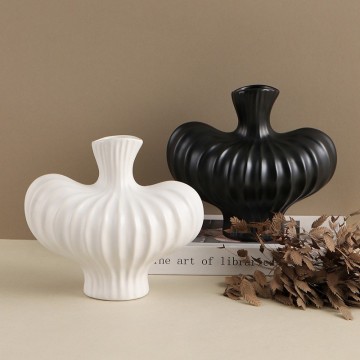 Light Luxury Living Room Decoration: Ceramic Vase and TV Cabinet Ideas