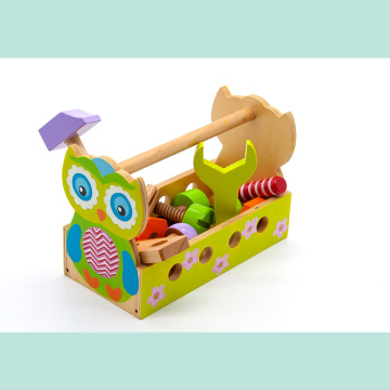 小さな木造住宅のおもちゃ、おもちゃの列車の木のトラック